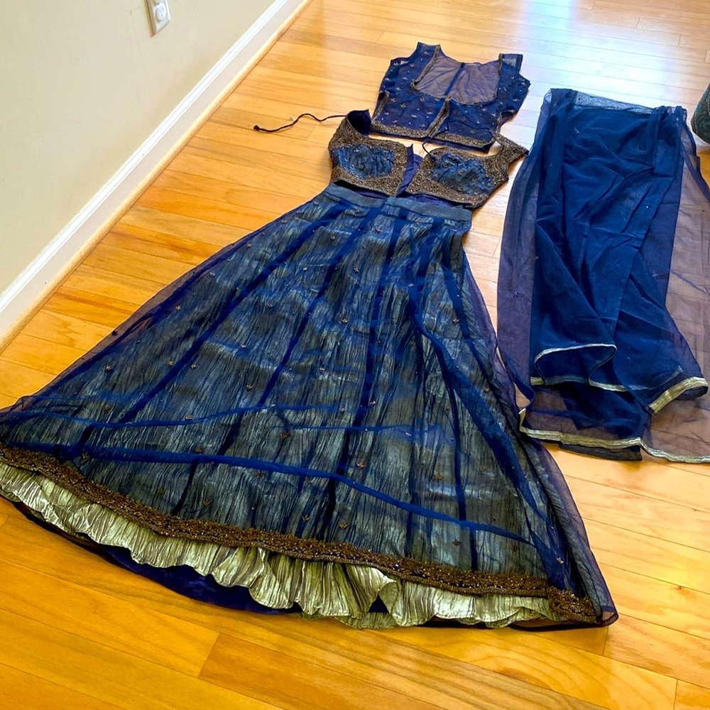 NWOT Navy & Bronze 4 Piece Embroidery Set